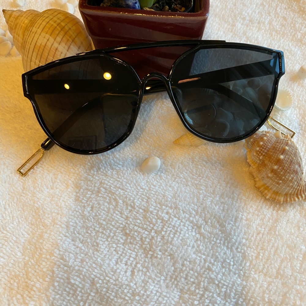 Black on Black Sunglasses - Picture 2 of 7